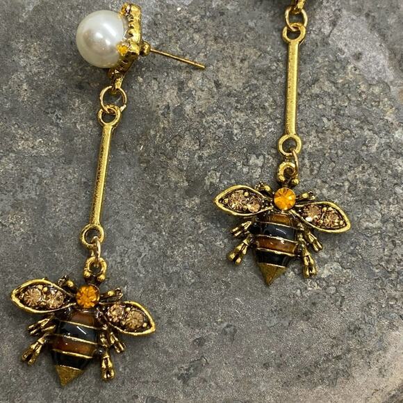 NEW Bee’s Day Off Dangle Earrings - Picture 3 of 15